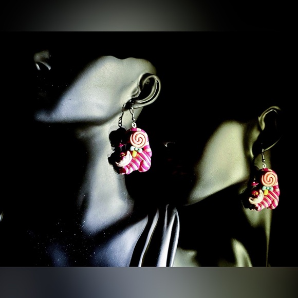 Disney Alice’s Adventures in Wonderland Pink Stripes Lynx Earrings - Picture 2 of 5